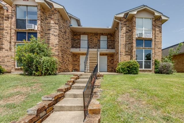 Building entry with landscaped steps